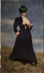 Miss Mary im blauen Kostüm