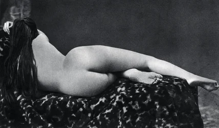 Nackte Frau, die um 1860 auf dem Rücken liegt. Anonyme Fotografie