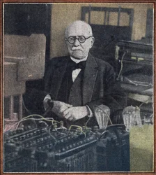 Porträt von Edouard Branly (1844-1940), Physiker (Porträt des französischen Erfinders, Physikers Edouard Branly) aus „Le pelerin“, Mai 1934, Private Sammlung