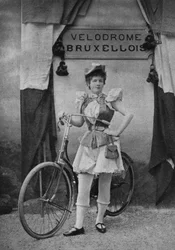 Porträt einer Radfahrerin. Fotografie, späte 19. Jahrhundert, Paris. Sammlung Selva.