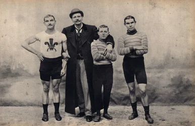 Porträt des Gladiator-Radteams. Fotografie, späte 19. Jahrhundert, Paris. Sammlung Selva.