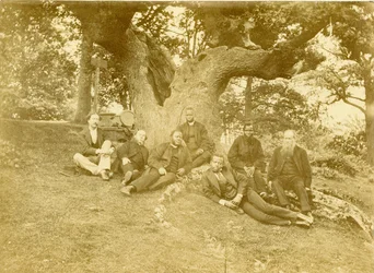 Sieben der führenden Mitglieder der Church Missionary Society in Sierra Leone und Nigeria sitzen unter der Wilberforce-Eiche in Keston, Kent, Vereinigtes Königreich