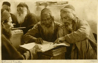 Jemenitische jüdische Männer studieren heilige Texte, Jerusalem, um 1900 (s/w Foto)