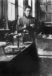 Französische Physikerin Marie Curie (1867-1934) Nobelpreis für Physik 1903, Nobelpreis für Chemie 1911, hier in ihrem ersten Labor in Paris 1898
