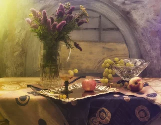 Rustikale Blumen und Früchte