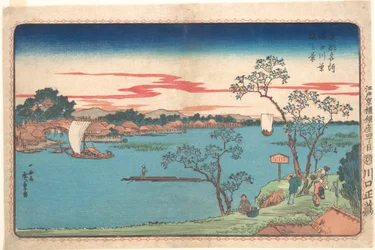 Blick auf belaubte Kirschbäume entlang des Sumida-Flusses