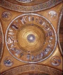 Ansicht der Kuppel mit Mosaiken auf goldenem Hintergrund (romanischer und byzantinischer Stil), die das Leben Abrahams darstellen. In den Pendentifs die Propheten Daniel, Jeremia, Jesaja und Ezechiel. 1240-1250. Basilika San Marco, Venedig