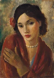 Eine elegante Dame mit einer Perlenkette