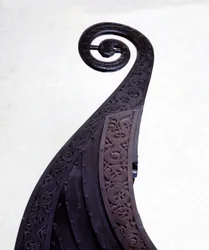 Bugfigur eines Bestattungs-Drachenboots (Wikingerschiffs) aus Oseberg, aus dem 9. Jahrhundert. Oslo, Bygdøy-Museum.