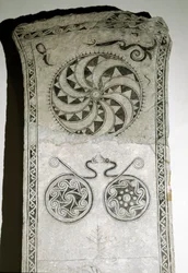 Runenstein mit Sonnensymbol, 7.-8. Jahrhundert