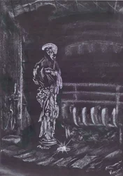 Statue am Kamin im Kerzenlicht