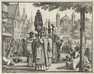 Prozession mit einer Statue durch eine Straße