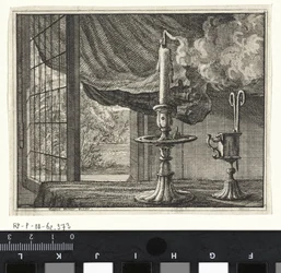 Erloschene Kerze vor einem offenen Fenster