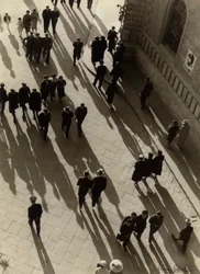 Luftaufnahme einer belebten Straße, ca. 1938