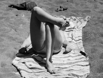 Feminine Beine am Strand, ca. 1960