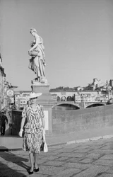 Model posiert auf der Santa Trinita Brücke in Florenz während eines Fotoshootings, 2.-3. Juni 1941