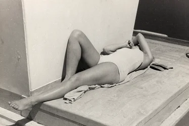 Sonnenanbeterin an Bord des Kreuzfahrtschiffs 