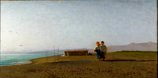 Ansicht des Strandes von Viareggio bei Sonnenaufgang an der toskanischen Küste, zwei Kindersilhouetten