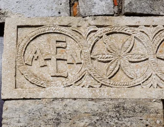 Detail der Westfassade der Kirche Santa Maria de Lara, Quintanilla de las Viñas, Spanien, 7. Jahrhundert n. Chr. (Steinrelief)