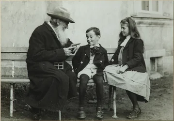 Leo Tolstoi mit Enkelkindern Leo und Sofia, 1909