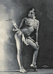 Josephine Baker in ihrem berühmten Bananenkostüm, ca. 1927