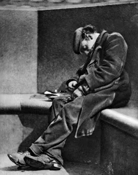 Ein Mann schläft auf der Blackfriars-Brücke, London, 1926-1927