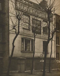 Beim Zeichen der alten Glocke im St. Brides Kirchhof