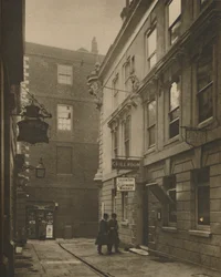 In Devereux Court, voller Assoziationen aus dem 18. Jahrhundert, um 1935