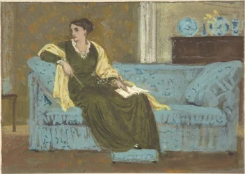 Auf einem Sofa sitzende Frau
