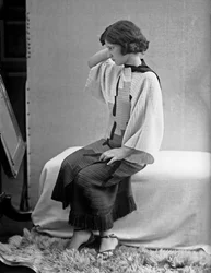 Modell trägt ein Kleid von Anita Pittoni, ca. 1940