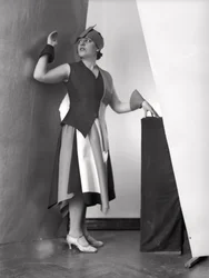 Porträt von Anita Pittoni in einem Kleid, entworfen von dem Maler Marcello Clarion, ca. 1930