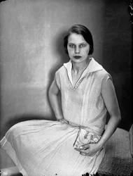 Porträt von Marion Wulz mit einem Kleid von Anita Pittoni, ca. 1930