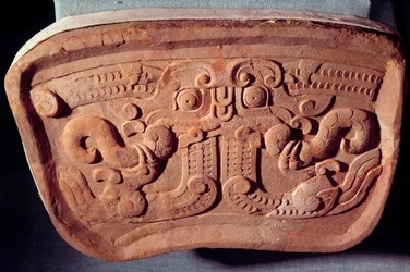 Originalmodell einer Taotie-Maske aus Terrakotta. Taotie ist einer der 9 Drachen der chinesischen Mythologie. Geschaffen in der Zeit der Streitenden Reiche (475-221 v. Chr.), China