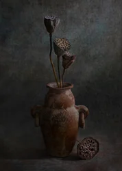 Rustikales Lotus-Stillleben