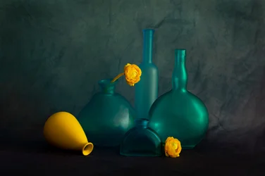 Türkise Flaschen Gelbe Blumen