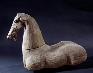 Chinesische Kunst: Holzpferd. Skulptur aus der Zeit der Han-Dynastie. Paris, Musée Cernuschi