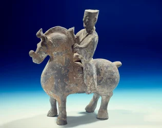 Chinesische Kunst: Statuette eines Reiters (206 v. Chr.-220 n. Chr.), Han-Zeit. Paris, Museum Cernuschi