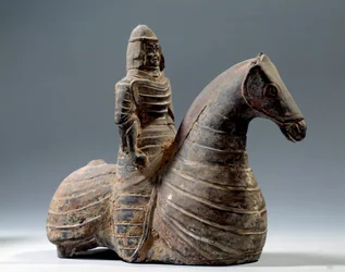 Chinesische Kunst: Statuette eines Reiters in Rüstung (206 v. Chr. - 220 n. Chr.), Han-Periode. Paris, Musée Cernuschi