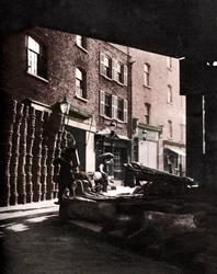 Obstkörbe gegen Häuser am Borough Market, London, 1926-1927 gestapelt
