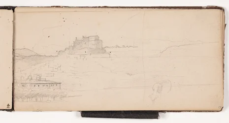 Aussicht auf eine Stadt in einer italienischen Berglandschaft