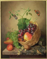 Ein Korb mit Trauben und Äpfeln auf einem Marmorsims