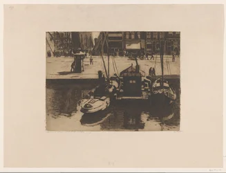 Vertäute Boote am Damrak in Amsterdam