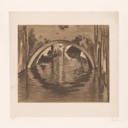Blick unter eine Brücke mit zwei Ruderbooten