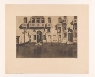 Blick auf Fassaden und Anlegepfähle entlang des Canal Grande in Venedig; Häuser mit sechs Anlegepfählen, Venedig (Originaltitel)