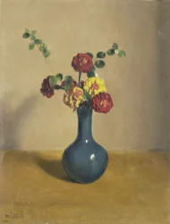 Ein Strauß Ringelblumen in einer blauen Vase