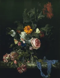 Blumenstillleben mit einer Uhr