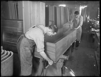 Anpassen der Seiten und des Bodens des Holzsarges, Oneida, New York, 3. April 1916