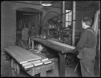 Kantenschneiden von Holz für die Sargherstellung, Oneida, New York, 3. April 1916