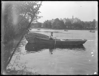 Ethel Gray Magaw Hassler in einem Ruderboot, Central Park, ca. 1912