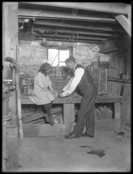 Frank P. Hassler und Mary Hassler im Keller, Glen Ellyn, ca. 1912